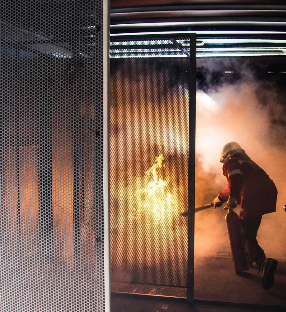 Cómo actuar con fuego en el coche: pasos a seguir